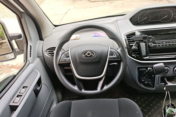 Used SAIC MAXUS Xintu V80 2023 2.0T AMT Classic Aoyuntong Short Wheelbase Ultra-Low Roof 5/6-Seater Steering Wheel