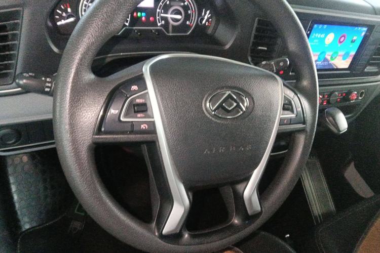 Used SAIC MAXUS Xintu V80 2023 2.0T AMT Classic Aoyuntong Short Wheelbase Mid-Roof 5/6-Seater Steering Wheel