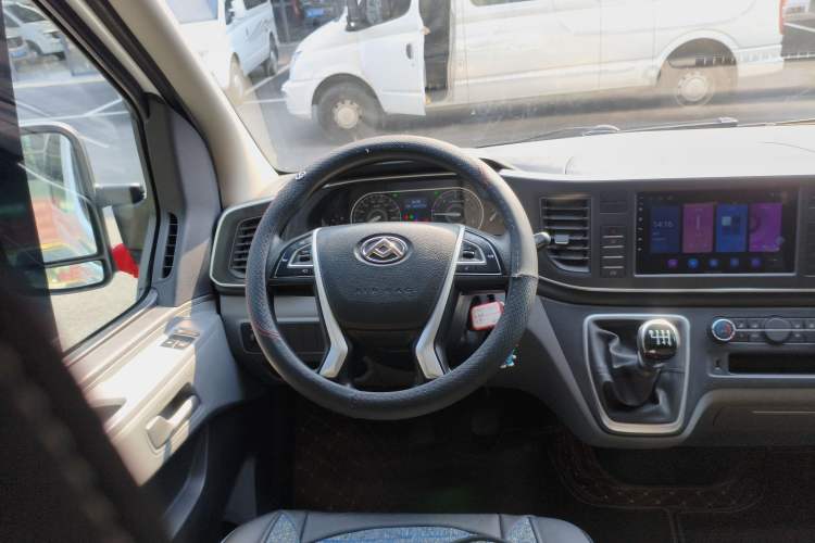Used SAIC MAXUS Xintu V80 2023 2.0T Manual Classic Aoyuntong Short Wheelbase Ultra-Low Roof 5/6-Seater Steering Wheel