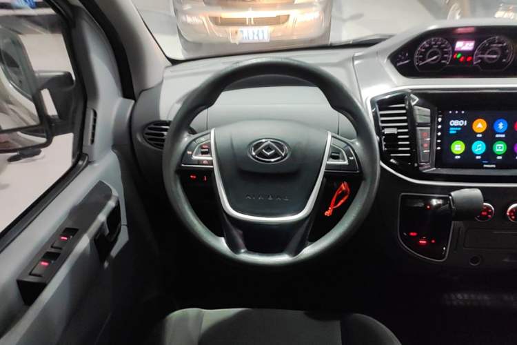 Used SAIC MAXUS Xintu V80 2023 2.0T AMT Classic Aoyuntong Short Wheelbase Mid-Roof 5/6-Seater Steering Wheel