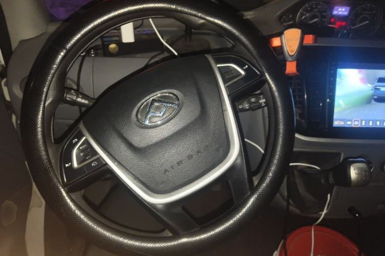 Used SAIC MAXUS Xintu V80 2023 2.0T Manual Classic City Delivery King Long Wheelbase Mid-Roof 3-Seater Steering Wheel