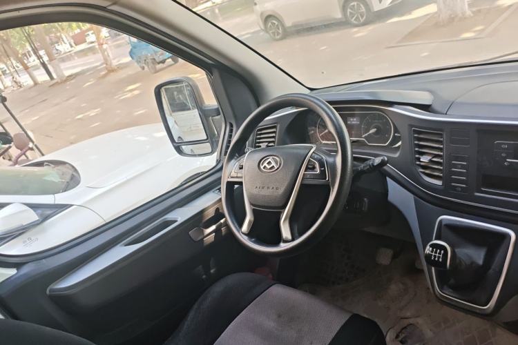 Used SAIC MAXUS Xintu V80 2023 2.0T Manual Classic City Delivery King Short Wheelbase Mid-Roof 3-Seater Steering Wheel