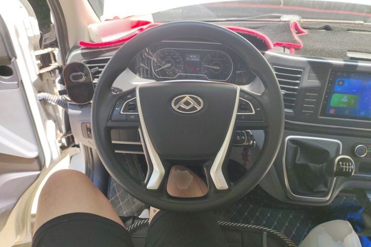 Used SAIC MAXUS Xintu V80 2023 2.0T Manual Classic Aoyuntong Short Wheelbase Mid-Roof 5/6-Seater Steering Wheel