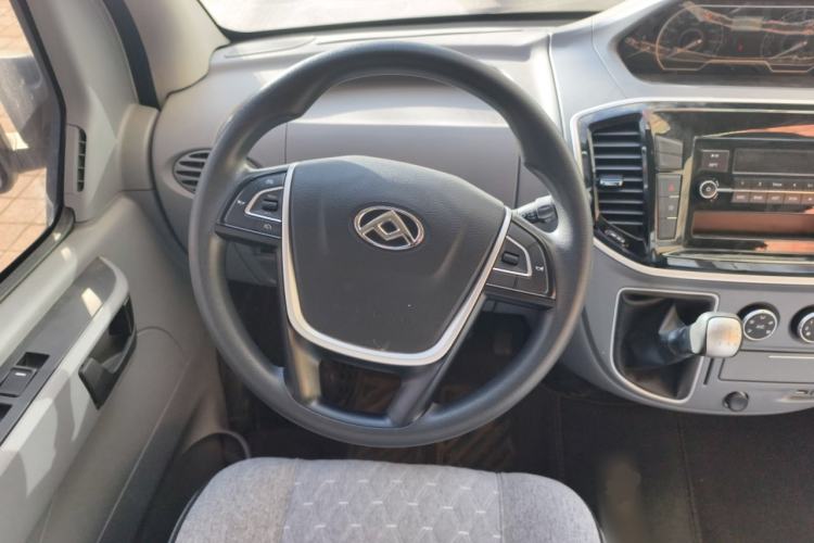 Used SAIC MAXUS Xintu V80 2023 2.0T Manual Classic Aoyuntong Short Wheelbase Mid-Roof 5/6-Seater Steering Wheel