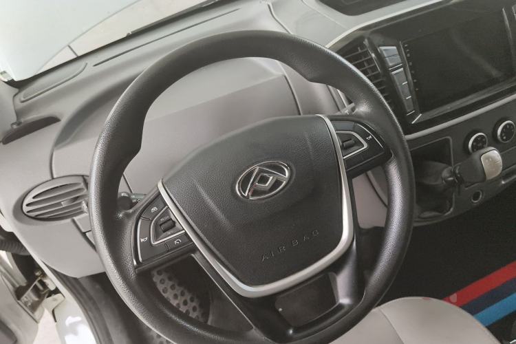 Used SAIC MAXUS Xintu V80 2023 2.0T Manual Classic City Delivery King Short Wheelbase Mid-Roof 3-Seater Steering Wheel