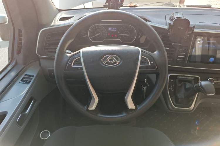 Used SAIC MAXUS Xintu V80 2023 2.0T PLUS AMT City Edition Short Wheelbase Ultra-Low Roof 5/6-Seater Steering Wheel