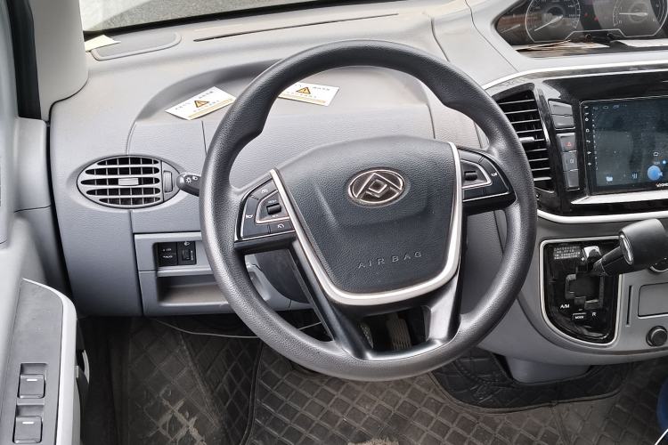 Used SAIC MAXUS Xintu V80 2023 2.0T AMT Classic City Distribution King Short Wheelbase Mid-Roof 3-Seater Steering Wheel