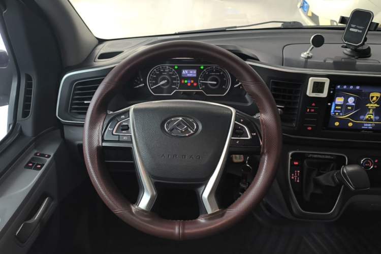Used SAIC MAXUS Xintu V80 2023 2.0T AMT Classic Aoyuntong Short Wheelbase Mid-Roof 5/6-Seater Steering Wheel