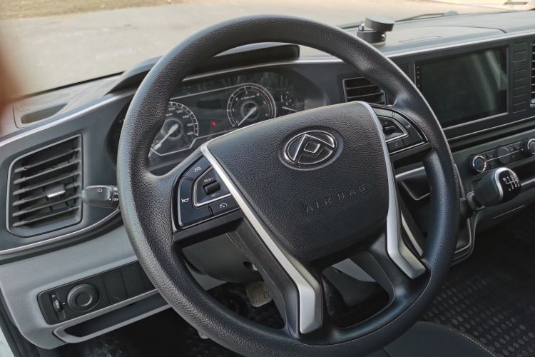 Used SAIC MAXUS Xintu V80 2023 2.0T Manual Classic Aoyuntong Short Wheelbase Mid-Roof 5/6-Seater Steering Wheel