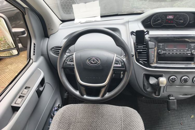 Used SAIC MAXUS Xintu V80 2023 2.0T Manual Classic Aoyuntong Short Wheelbase Mid-Roof 5/6-Seater Steering Wheel