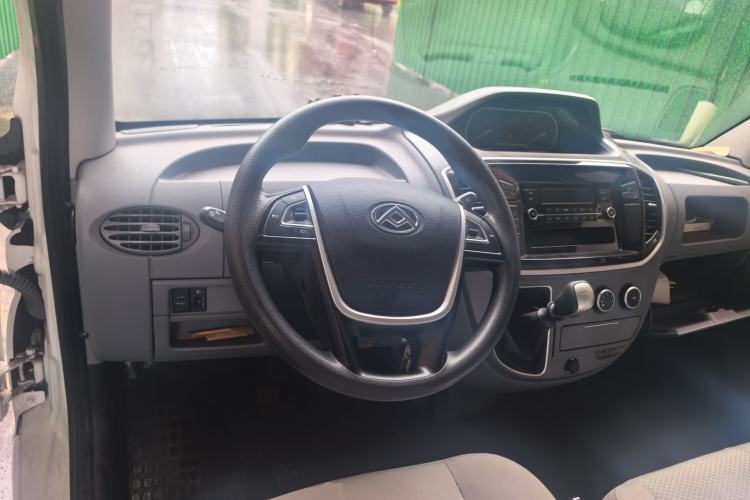 Used SAIC MAXUS Xintu V80 2023 2.0T Manual Classic City Delivery King Short Wheelbase Ultra-Low Roof 3-Seater Steering Wheel