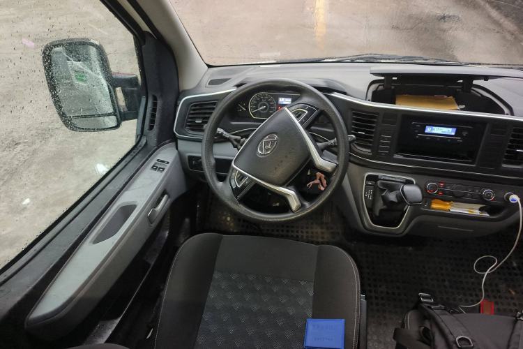Used SAIC MAXUS Xintu V80 2023 2.0T AMT Classic Aoyuntong Short Wheelbase Mid-Roof 5/6-Seater Steering Wheel