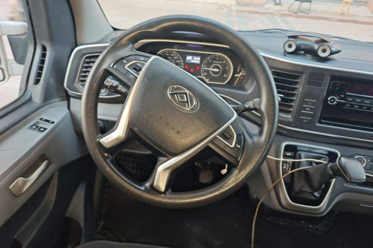 Used SAIC MAXUS Xintu V80 2023 2.0T AMT Classic Aoyuntong Long Wheelbase Mid-Height 6/7/8/9-Seater Steering Wheel