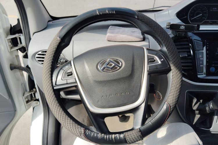 Used SAIC MAXUS Xintu V80 2023 2.0T Manual Classic City Delivery King Short Wheelbase Ultra-Low Roof 3-Seater Steering Wheel