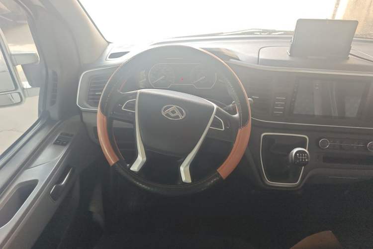 Used SAIC MAXUS Xintu V80 2023 2.0T Manual Classic Aoyuntong Power Version Short Wheelbase Mid-Height 5/6-Seater Steering Wheel