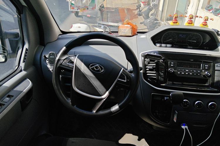 Used SAIC MAXUS Xintu V80 2023 2.0T AMT Classic Aoyuntong Short Wheelbase Ultra-Low Roof 7/8/9-Seater Steering Wheel