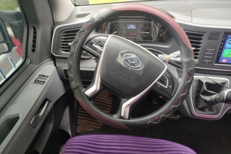 Used SAIC MAXUS Xintu V80 2023 2.0T Manual Classic Aoyuntong Short Wheelbase Mid-Roof 7/8/9-Seater Steering Wheel