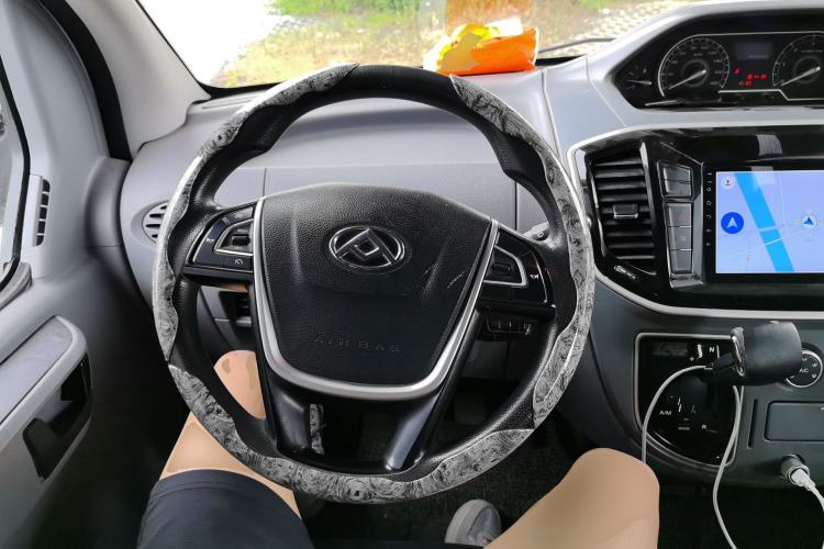 Used SAIC MAXUS Xintu V80 2023 2.0T AMT Classic Aoyuntong Short Wheelbase Mid-Roof 5/6-Seater Steering Wheel