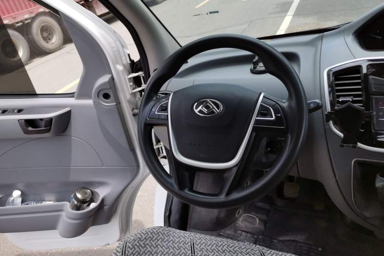 Used SAIC MAXUS Xintu V80 2023 2.0T Manual Classic Aoyuntong Short Wheelbase Ultra-Low Roof 5/6-Seater Steering Wheel