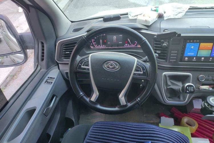 Used SAIC MAXUS Xintu V80 2023 2.0T Manual Classic Aoyuntong Short Wheelbase Mid-Roof 5/6-Seater Steering Wheel