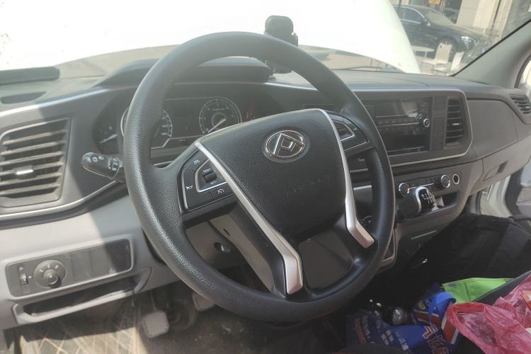 Used SAIC MAXUS Xintu V80 2023 2.0T Manual Classic Aoyuntong Power Version Short Wheelbase Ultra-Low Roof 5/6-Seater Steering Wheel