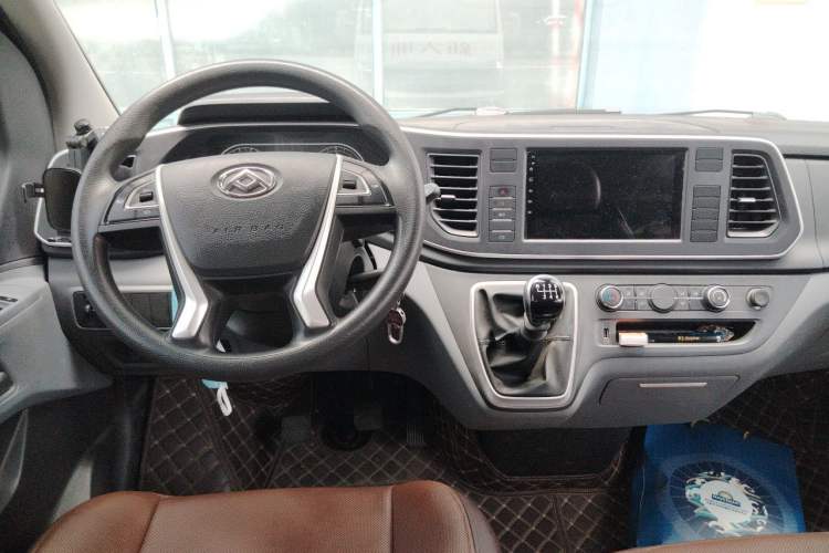 Used SAIC MAXUS Xintu V80 2023 2.0T Manual Classic Aoyuntong Power Version Long Wheelbase Mid-Roof Design 6/7/8/9-Seater Steering Wheel