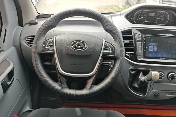Used SAIC MAXUS Xintu V80 2023 2.0T Manual Classic Aoyuntong Short Wheelbase Ultra-Low Roof 5/6-Seater Steering Wheel