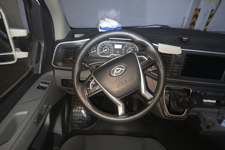 Used SAIC MAXUS Xintu V80 2023 2.0T AMT Classic Aoyuntong Power Version Short Wheelbase Ultra-Low Roof 5/6-Seater Steering Wheel