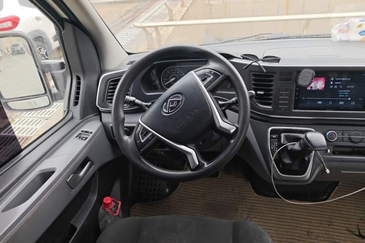 Used SAIC MAXUS Xintu V80 2023 2.0T AMT Classic Aoyuntong Long Wheelbase Ultra-Low Roof with 6/7/8/9 Seats Steering Wheel