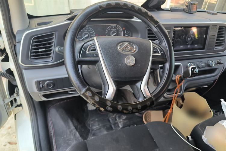 Used SAIC MAXUS Xintu V80 2023 2.0T Manual Classic Aoyuntong Short Wheelbase Ultra-Low Roof 7/8/9-Seater Steering Wheel