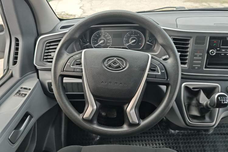 Used SAIC MAXUS Xintu V80 2023 2.0T Manual Classic Aoyuntong Long Wheelbase Ultra-Low Roof 6/7/8/9-Seater Steering Wheel