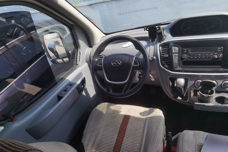 Used SAIC MAXUS Xintu V80 2023 2.0T Manual Classic Aoyuntong Short Wheelbase Mid-Roof 5/6-Seater Steering Wheel