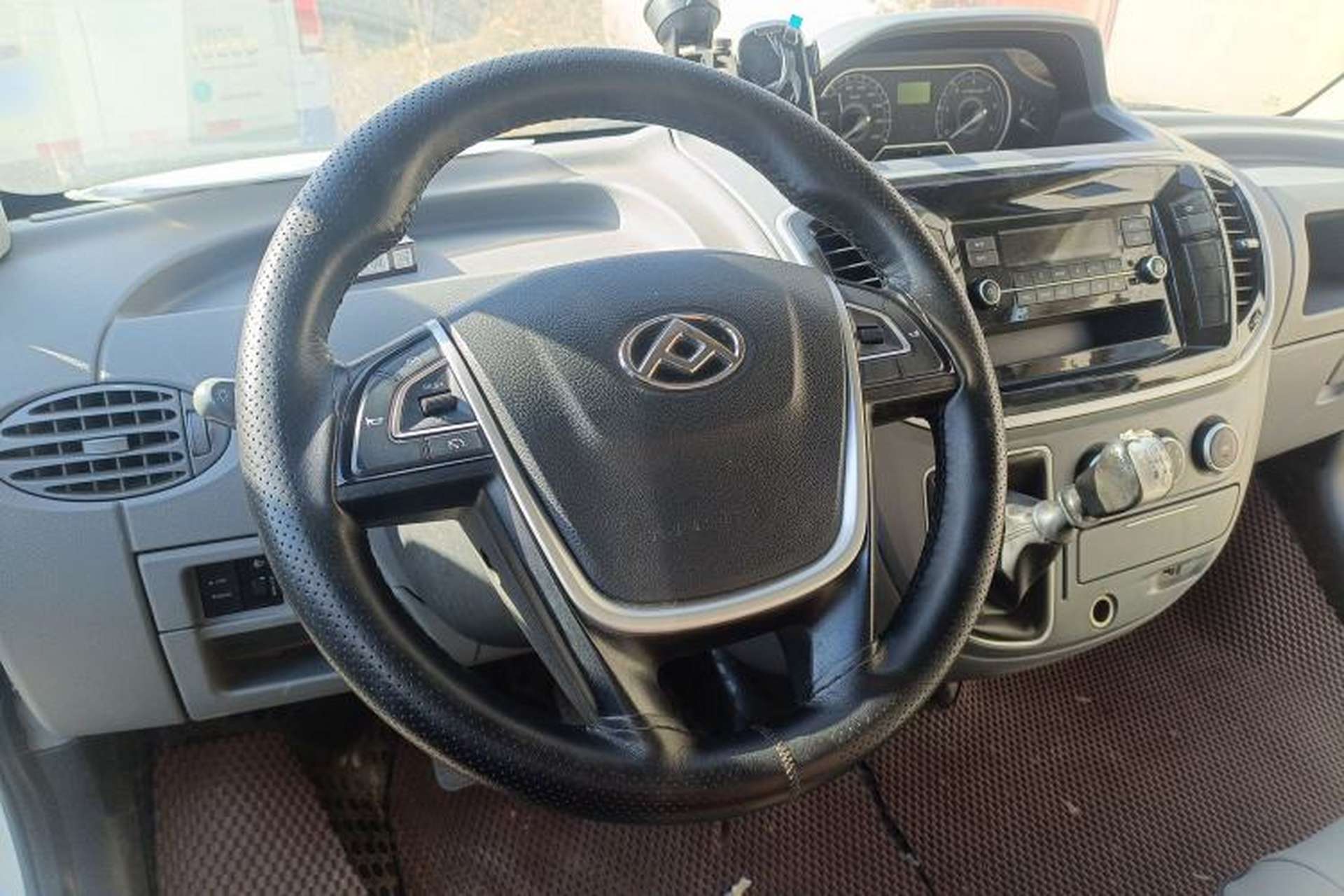 Used SAIC MAXUS Xintu V80 2023 2.0T AMT Classic City Distribution King Short Wheelbase Mid-Roof 3-Seater Steering Wheel