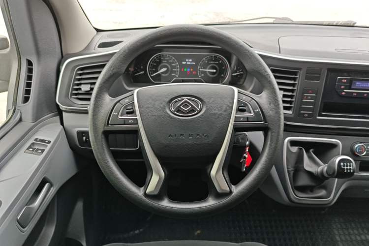 Used SAIC MAXUS Xintu V80 2023 2.0T Manual Classic Aoyuntong Short Wheelbase Mid-Roof 5/6-Seater Steering Wheel