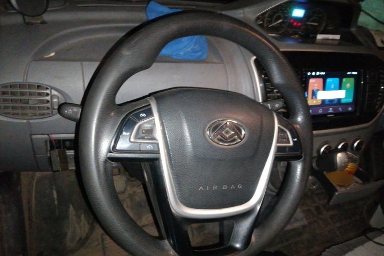 Used SAIC MAXUS Xintu V80 2023 2.0T Manual Classic City Delivery King Long Wheelbase Mid-Roof 3-Seater Steering Wheel