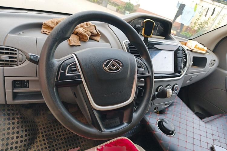 Used SAIC MAXUS Xintu V80 2023 2.0T Manual Classic City Delivery King Long Wheelbase Mid-Roof 3-Seater Steering Wheel