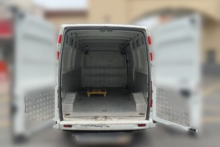 Used SAIC MAXUS Xintu V80 2023 2.0T Manual Classic City Delivery King Long Wheelbase Mid-Roof 3-Seater Trunk