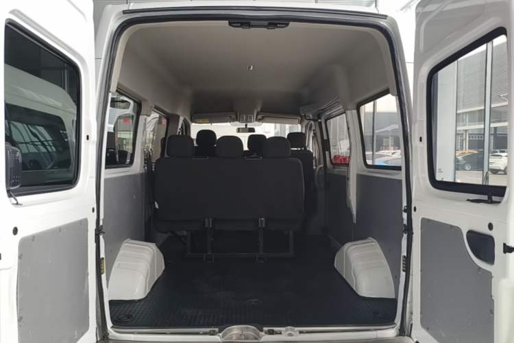 Used SAIC MAXUS Xintu V80 2023 2.0T Manual Classic Aoyuntong Short Wheelbase Mid-Roof 5/6-Seater Trunk
