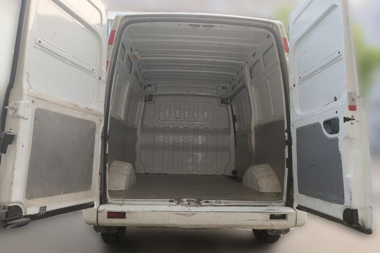 Used SAIC MAXUS Xintu V80 2023 2.0T PLUS Manual Van Short Wheelbase Mid-Roof Design 3-Seater Trunk