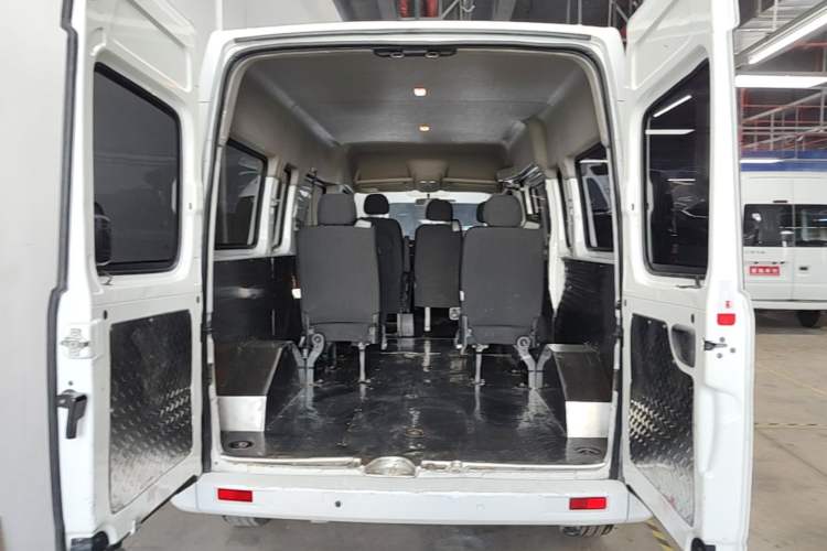 Used SAIC MAXUS Xintu V80 2023 2.0T Manual Classic Aoyuntong Long Wheelbase Mid-Height 6/7/8/9-Seater Trunk