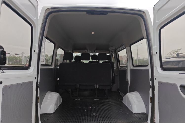 Used SAIC MAXUS Xintu V80 2023 2.0T AMT Classic Aoyuntong Short Wheelbase Mid-Roof 5/6-Seater Trunk