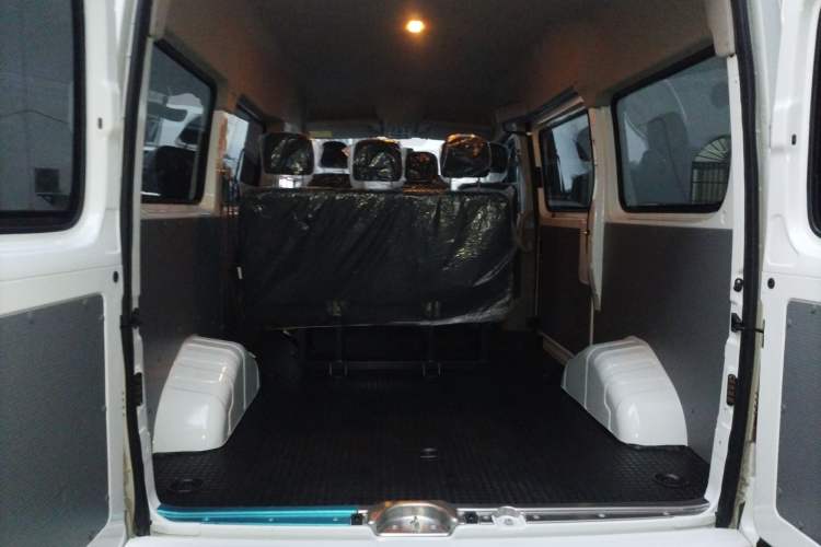 Used SAIC MAXUS Xintu V80 2023 2.0T Manual Classic Aoyuntong Short Wheelbase Mid-Roof 5/6-Seater Trunk