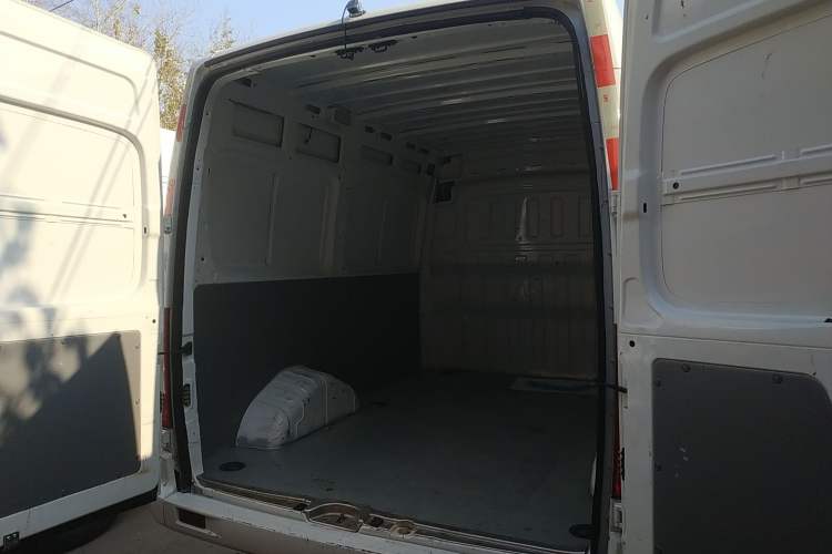 Used SAIC MAXUS Xintu V80 2023 2.0T Manual Classic City Delivery King Short Wheelbase Mid-Roof 3-Seater Trunk