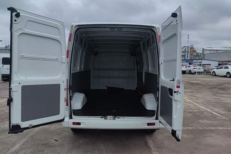 Used SAIC MAXUS Xintu V80 2023 2.0T Manual Classic City Delivery King Long Wheelbase Mid-Roof 3-Seater Trunk