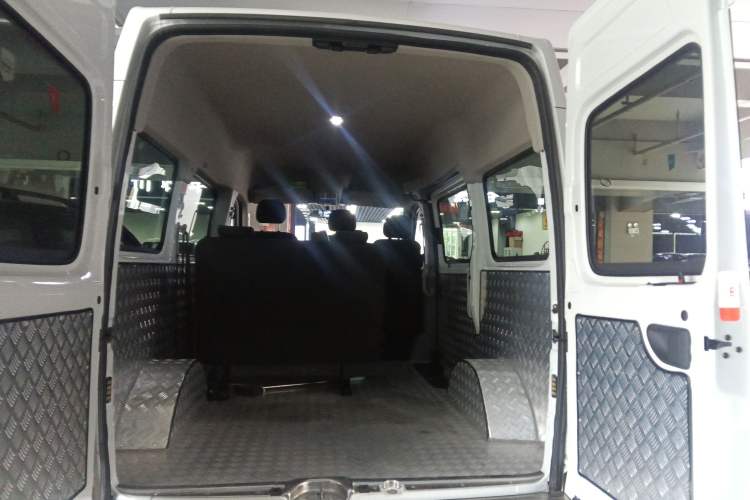 Used SAIC MAXUS Xintu V80 2023 2.0T AMT Classic Aoyuntong Short Wheelbase Mid-Roof 5/6-Seater Trunk