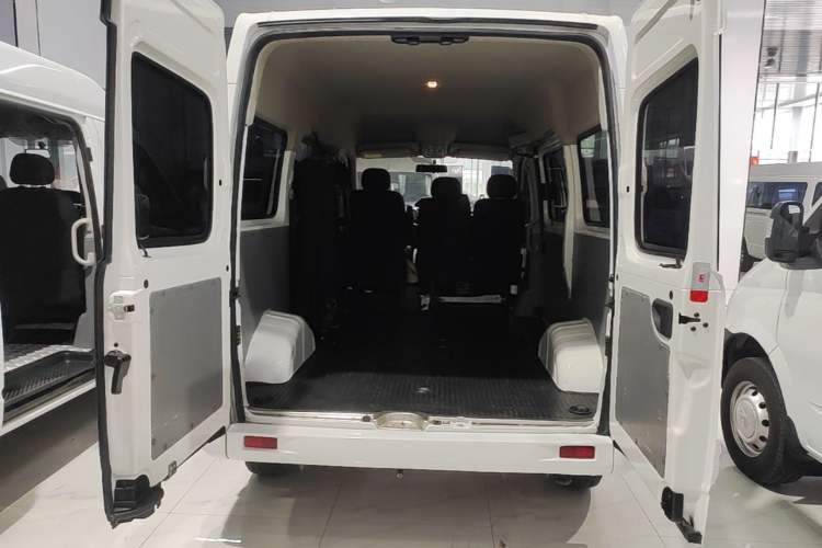 Used SAIC MAXUS Xintu V80 2023 2.0T AMT Classic Aoyuntong Short Wheelbase Mid-Roof 5/6-Seater Trunk