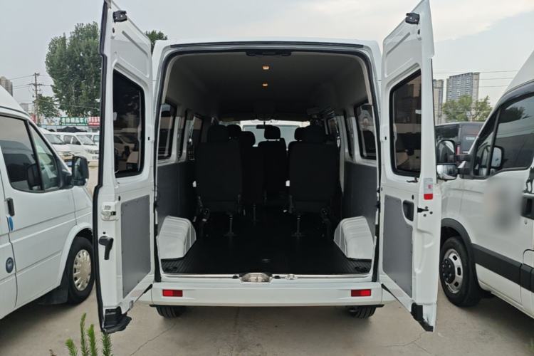 Used SAIC MAXUS Xintu V80 2023 2.0T AMT Classic Aoyuntong Long Wheelbase Mid-Height 6/7/8/9-Seater Trunk