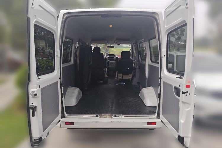 Used SAIC MAXUS Xintu V80 2023 2.0T AMT Classic Aoyuntong Short Wheelbase Mid-Roof 5/6-Seater Trunk