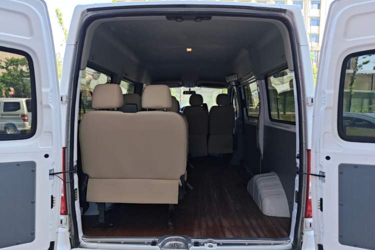 Used SAIC MAXUS Xintu V80 2023 2.0T AMT Classic Aoyuntong Short Wheelbase Mid-Roof 7/8/9-Seater Trunk