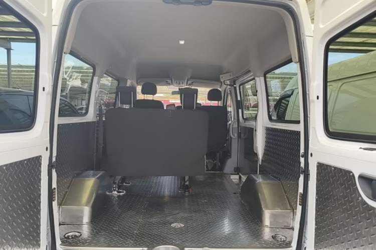 Used SAIC MAXUS Xintu V80 2023 2.0T AMT Classic Aoyuntong Short Wheelbase Mid-Roof 5/6-Seater Trunk